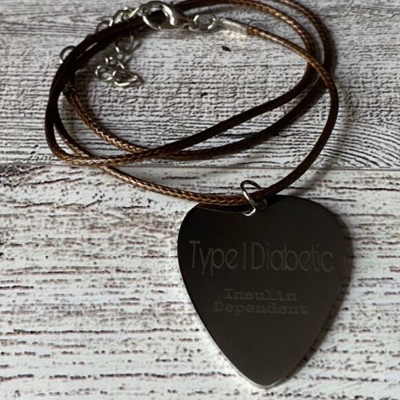 T1D Medical Alert, Guitar Pick Charm & Adjustable Rope, Unisex - Picture 4 of 11